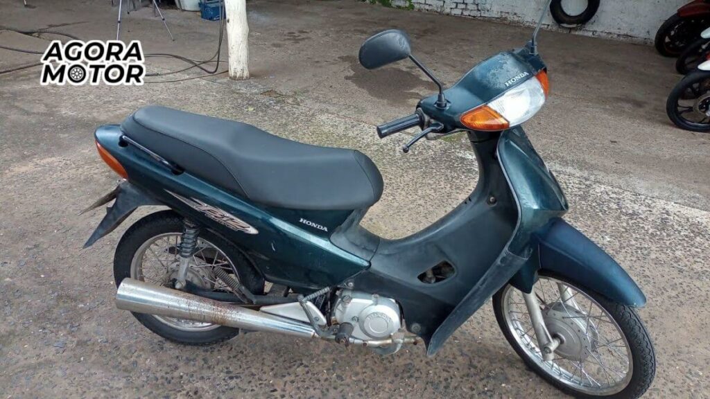 Foto de uma Biz 2005 verde
