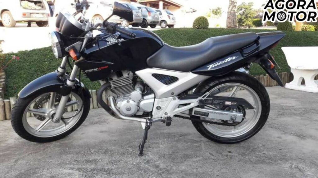 Foto de uma Twister 2005 preta