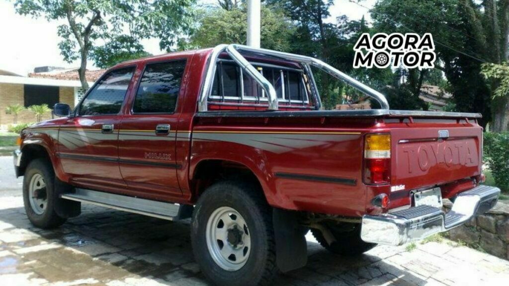 foto de uma hilux 1995 vermelha