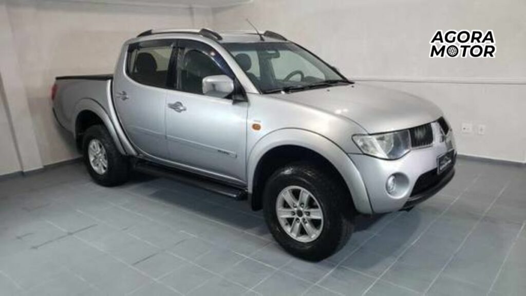 foto de uma l200 2006 prata