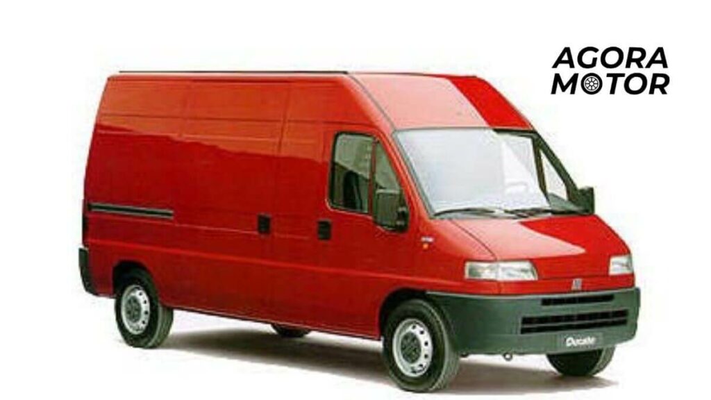 Foto de uma Ducato 2003 vermelha