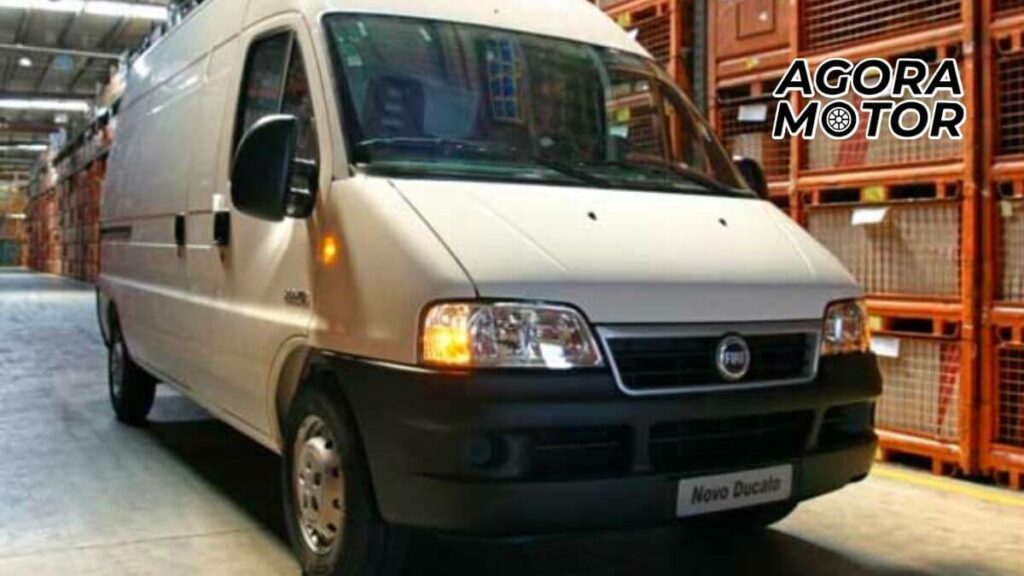 Foto de uma Ducato 2007 branca