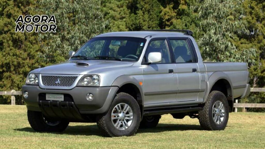 Foto de uma L200 2005 cinza
