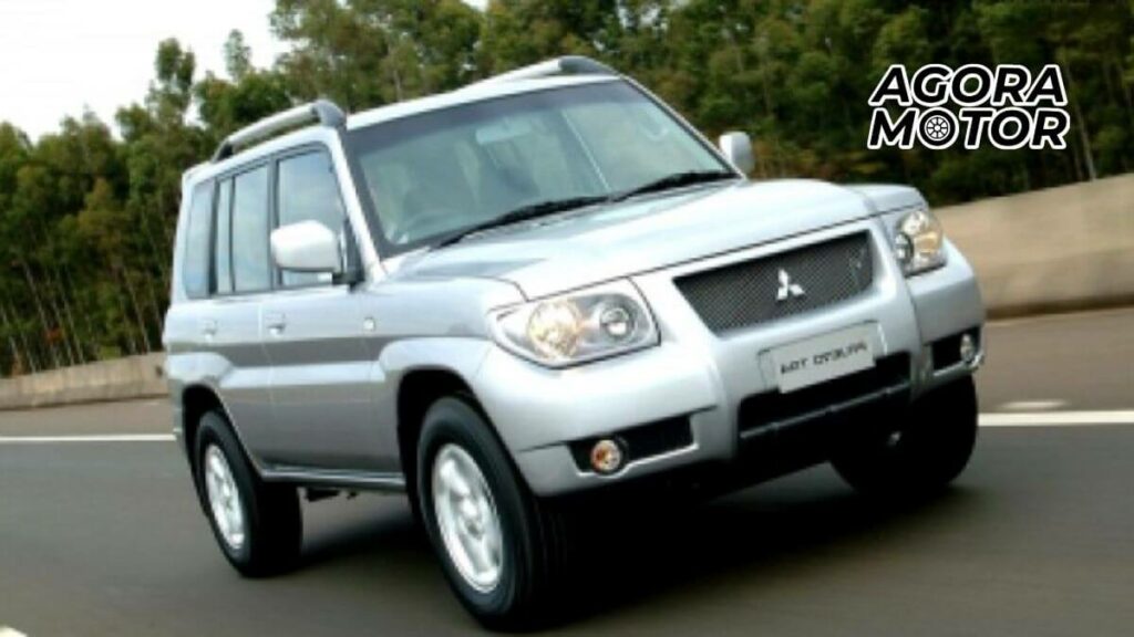 Foto de uma Pajero TR4 2008 prata