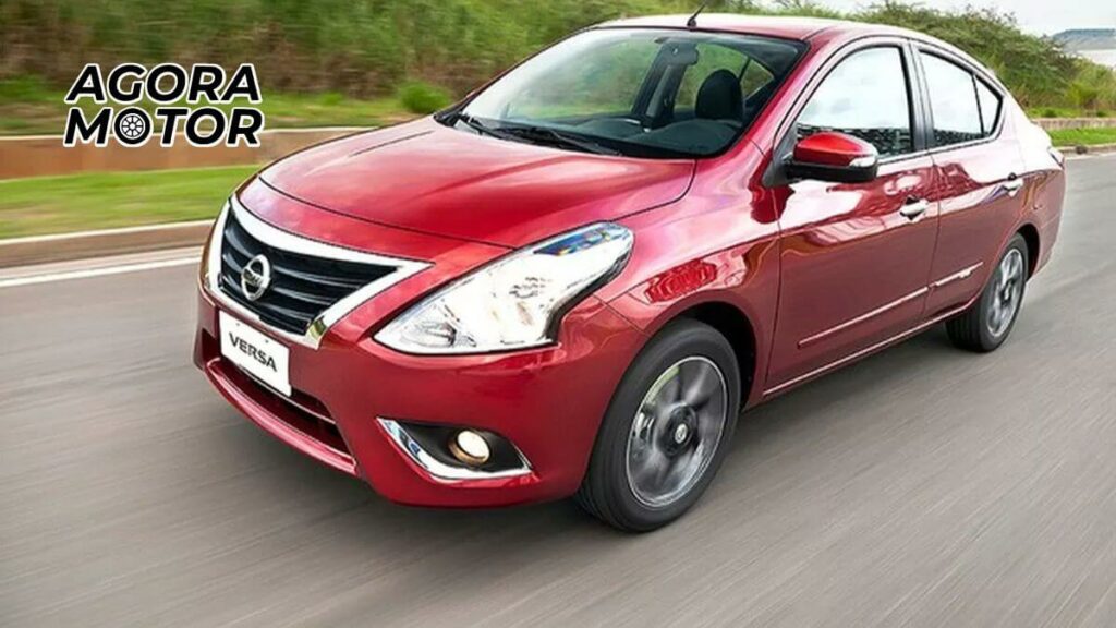 Foto de um Versa 2018 vermelho