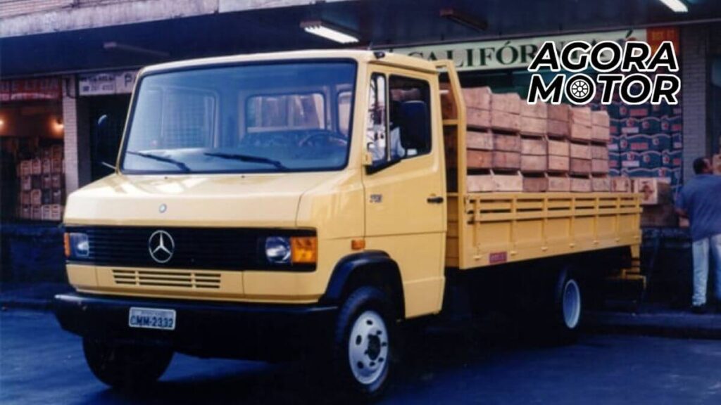 Foto de um Mercedes 710 2000 amarelo