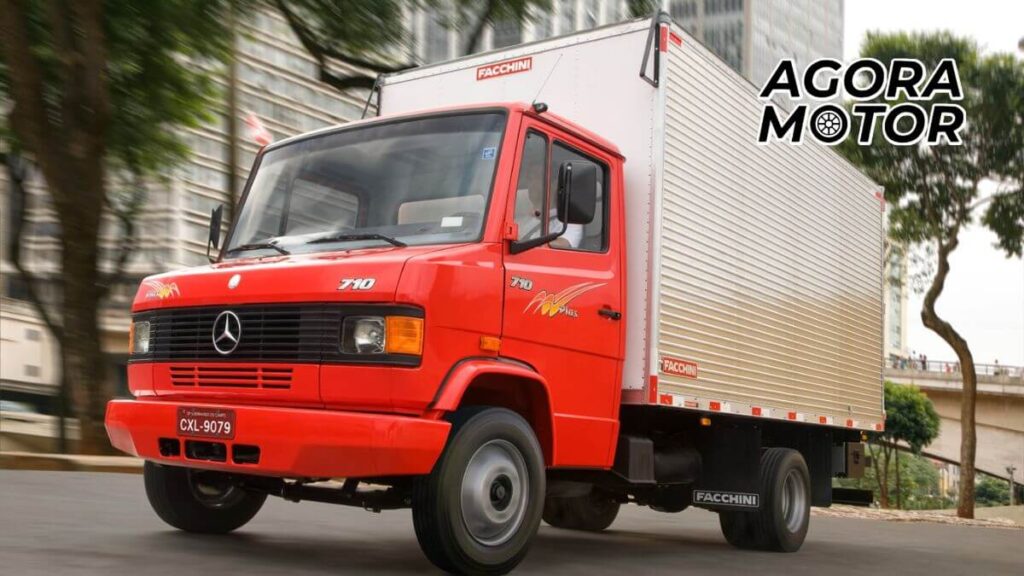 Foto de um Mercedes 710 2011 vermelho