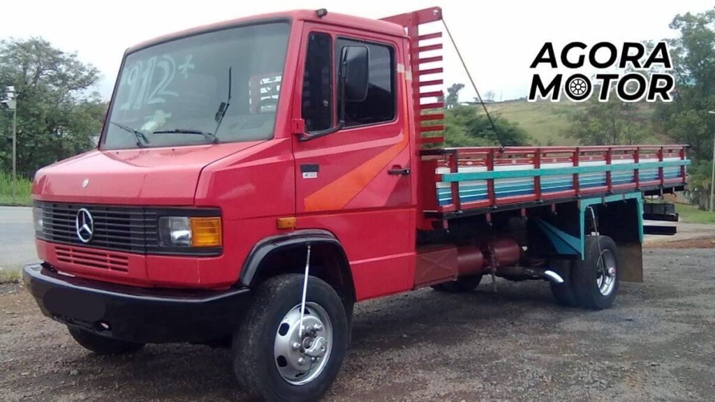 Foto de um Mercedes 912 1993 vermelho