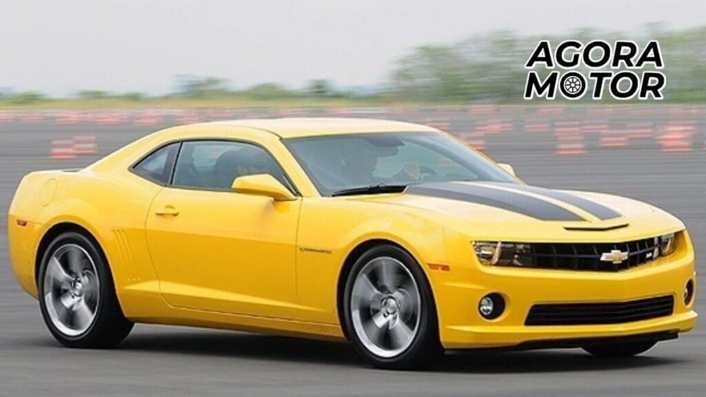 Foto de um Camaro 2011 amarelo