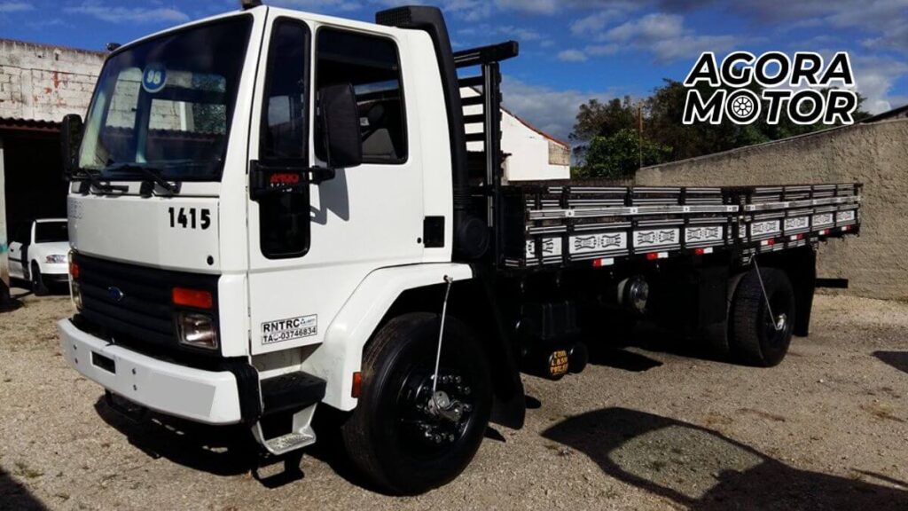 Foto de um Ford Cargo 1415 2000 branco
