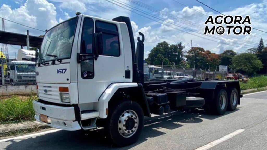 Foto de um Ford Cargo 1617 1995 branco