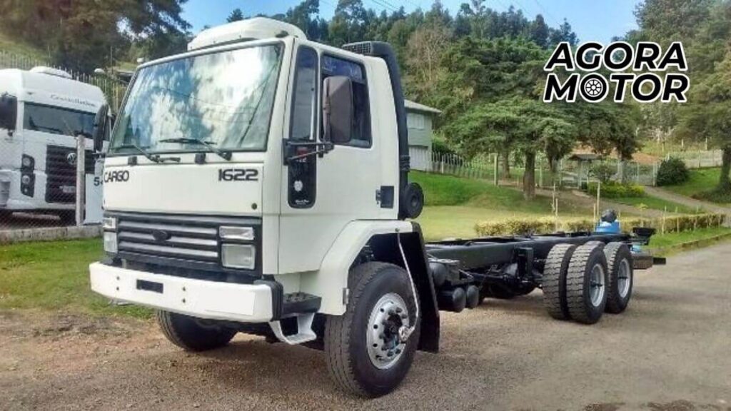 Foto de um Ford Cargo 1622 1999 branco