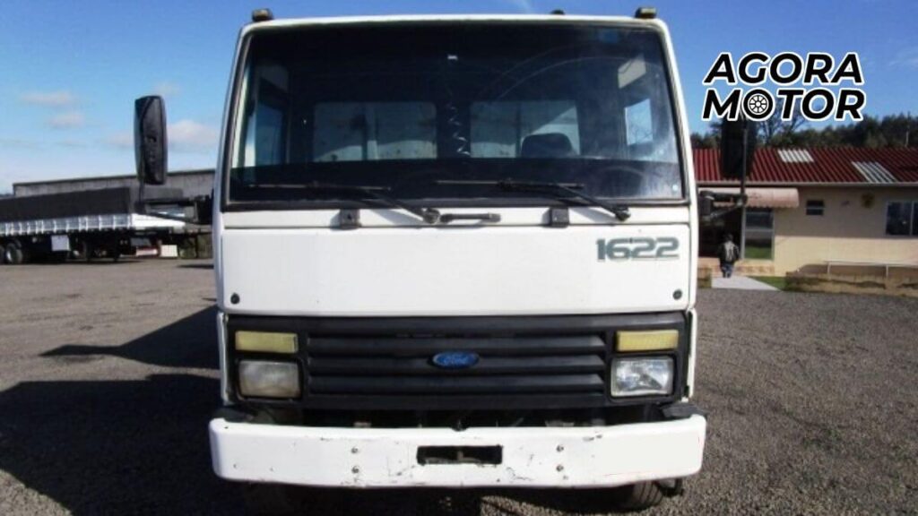 Foto de um Ford Cargo 1622 2000 branco