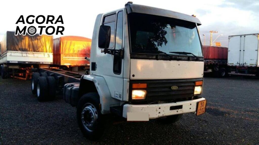 Foto de um Ford Cargo 2218 1988 branco