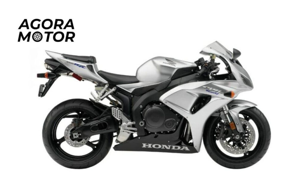 Foto de uma CBR 1000 RR Fireblade 2006 branca