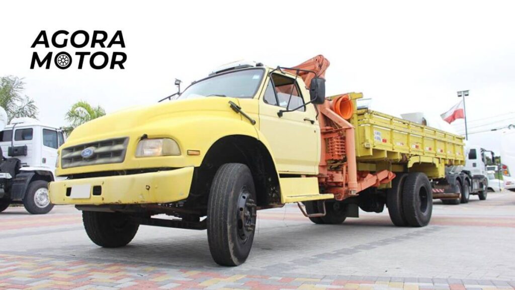 Foto de um Ford F-12000 1995 amarelo