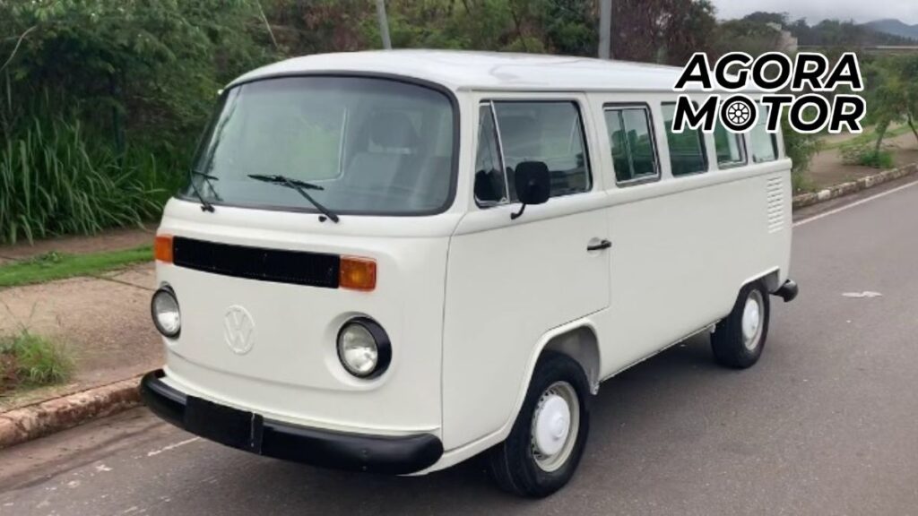 Foto de uma Kombi 1993 branca