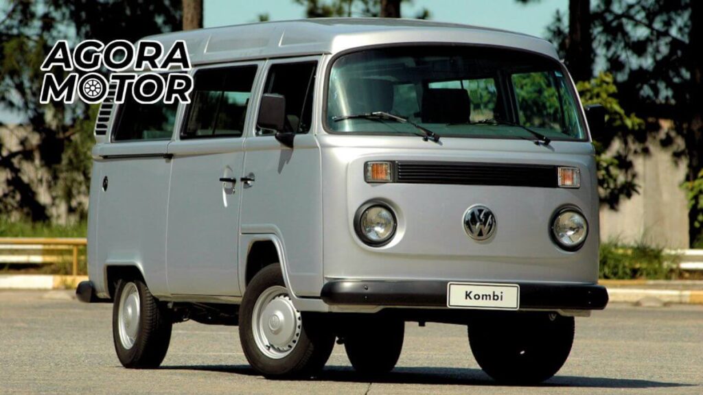 Foto de uma Kombi 2006 cinza