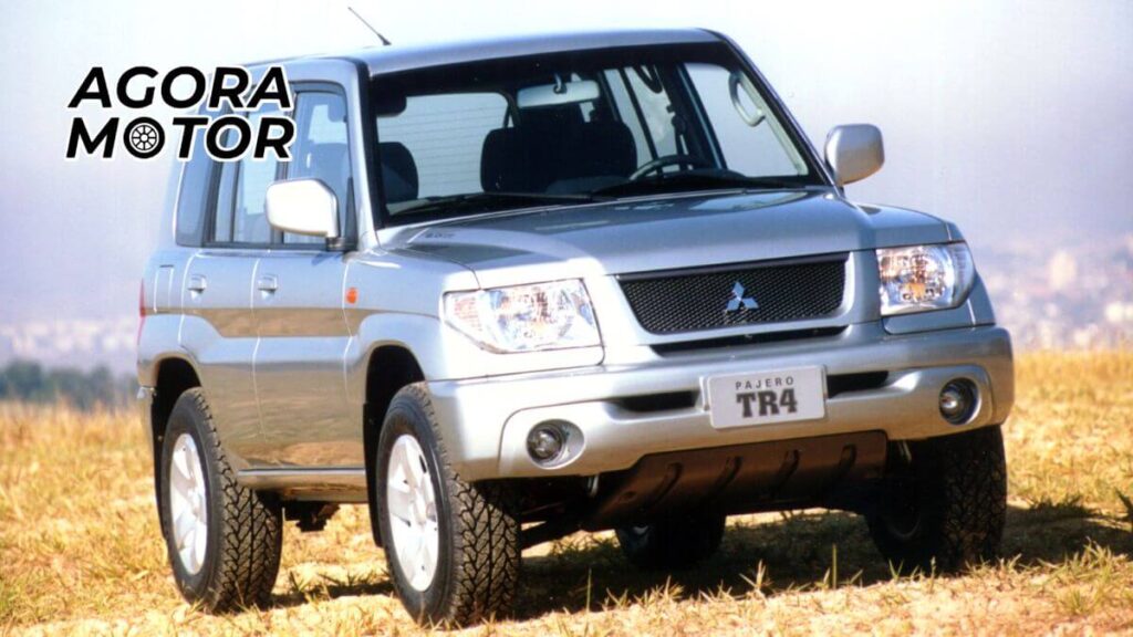 Foto de uma Pajero TR4 2015 prata