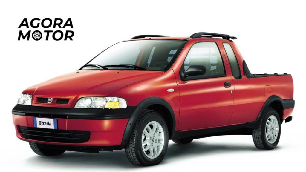 Foto de uma Strada 2002 vermelha