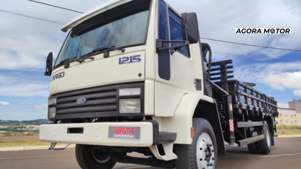 Foto de um Cargo 1215 1993 branco