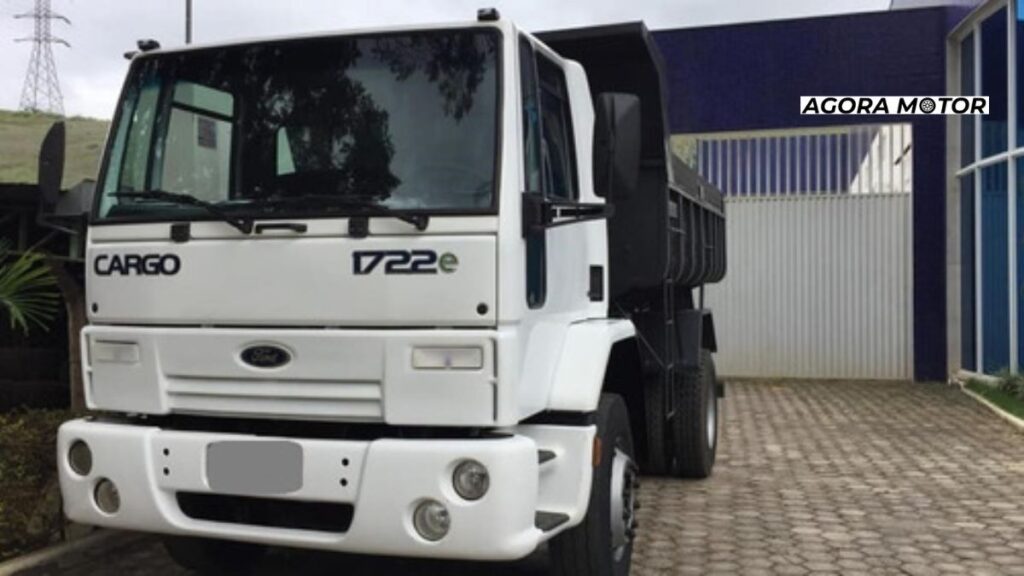 Foto de um Cargo 1722 branco