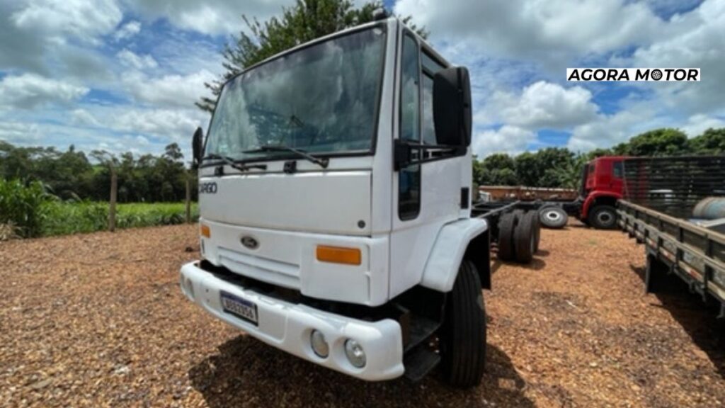 Foto de um Cargo 2631 branco