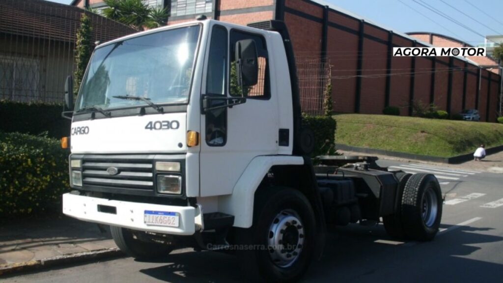 Foto de um Cargo 1995 branco