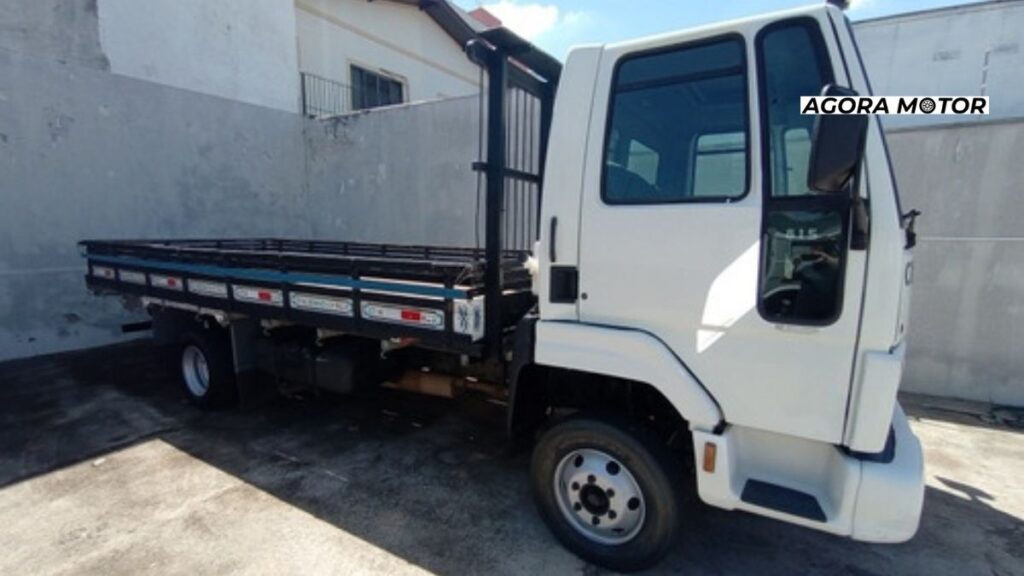 Foto de um cargo 815 2001 branco