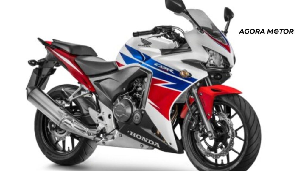Foto de uma 500R 2016 vermeljha comd etalhes em branco