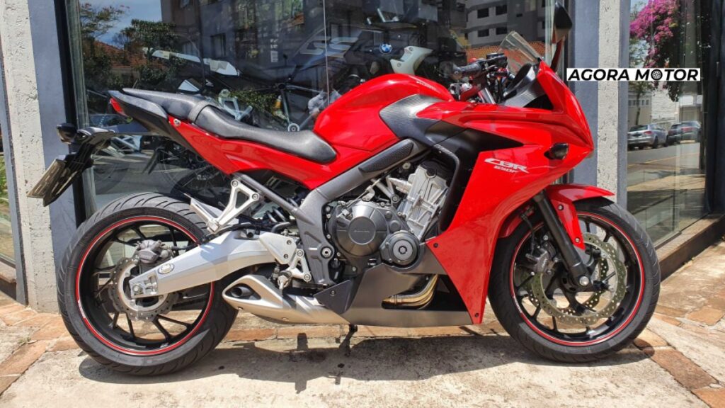 Foto de uma cbr 650f 2015 vermelha