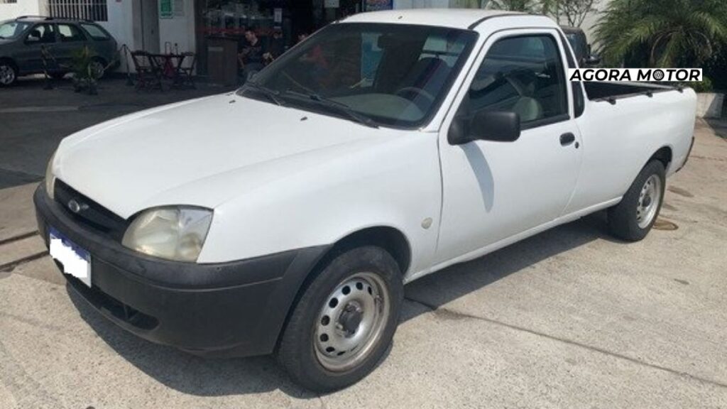 Foto de um Courier 2004 branca