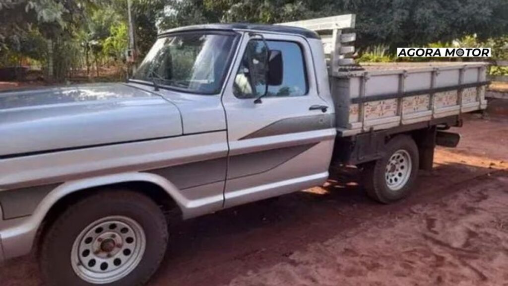 Foto de uma F-2000 1987 azul
