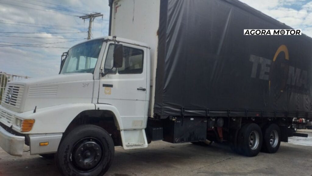 Foto de um L-1418 1996 banco
