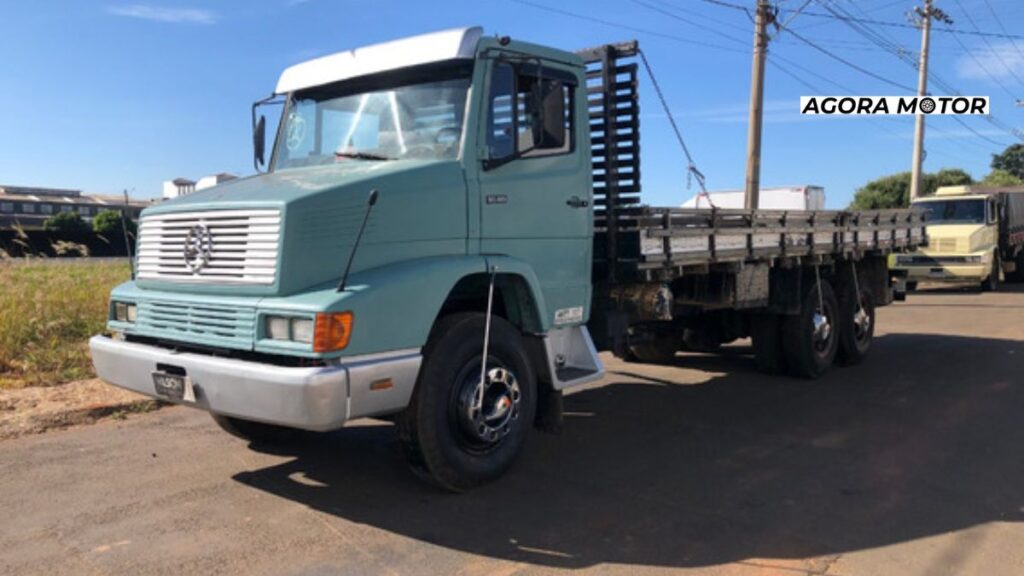Foto de um L-1618 1992 verde