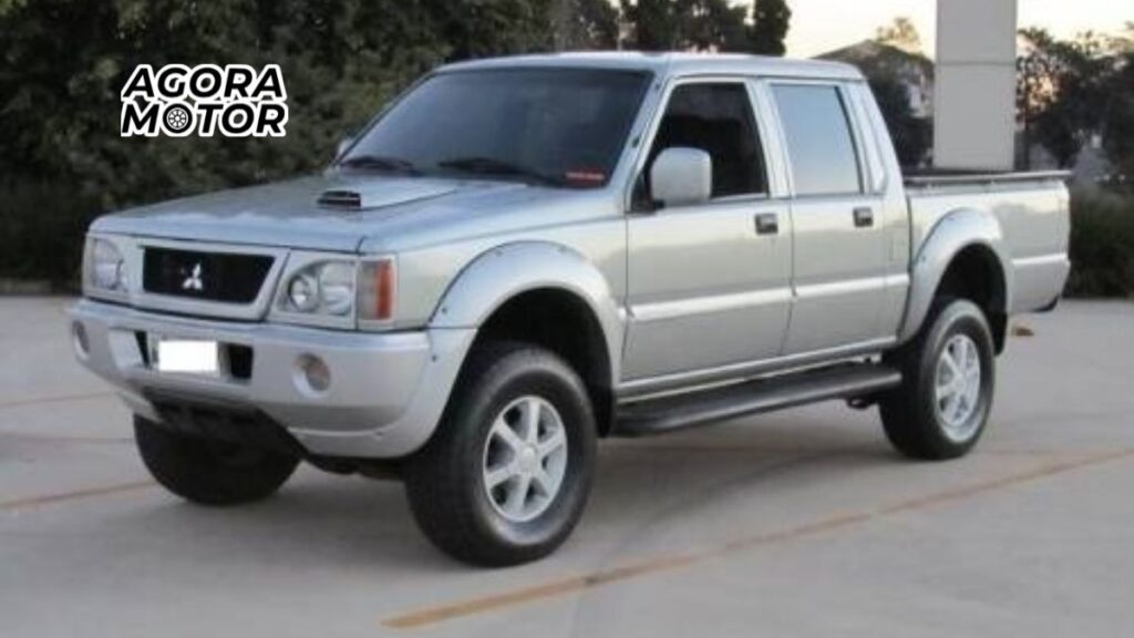 Fotot de um L200 2000 prata