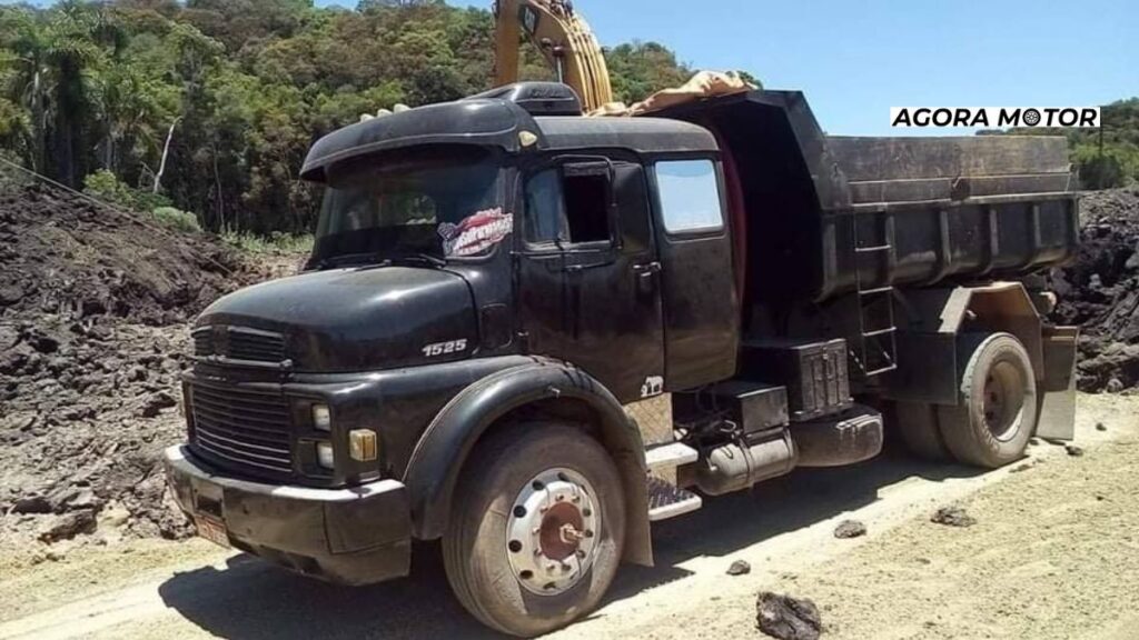 Foto de um LS-1524 1989 preto