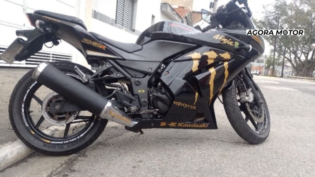 Foto de uma Ninja 250R 2010 preta