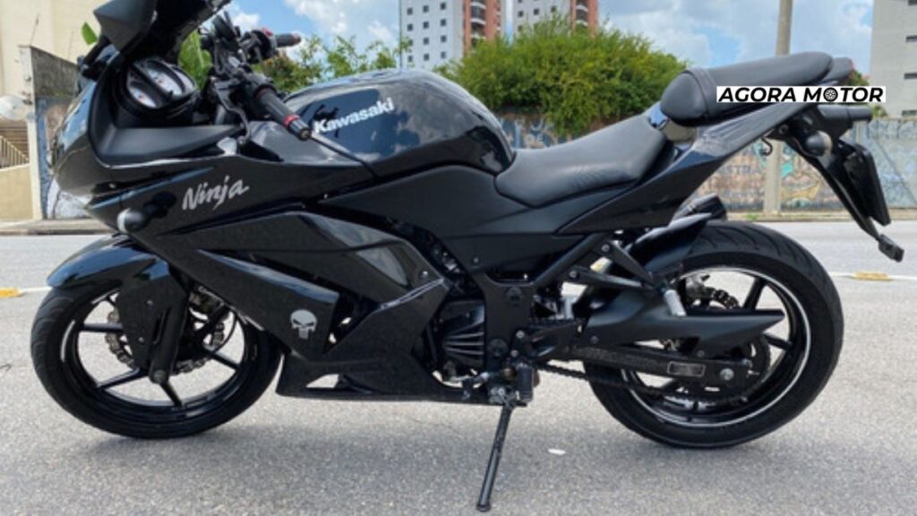 Foto de uma Ninja 250R 2012 preta