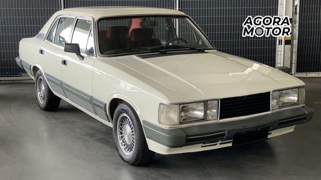 Foto de um Opala 1986 bege