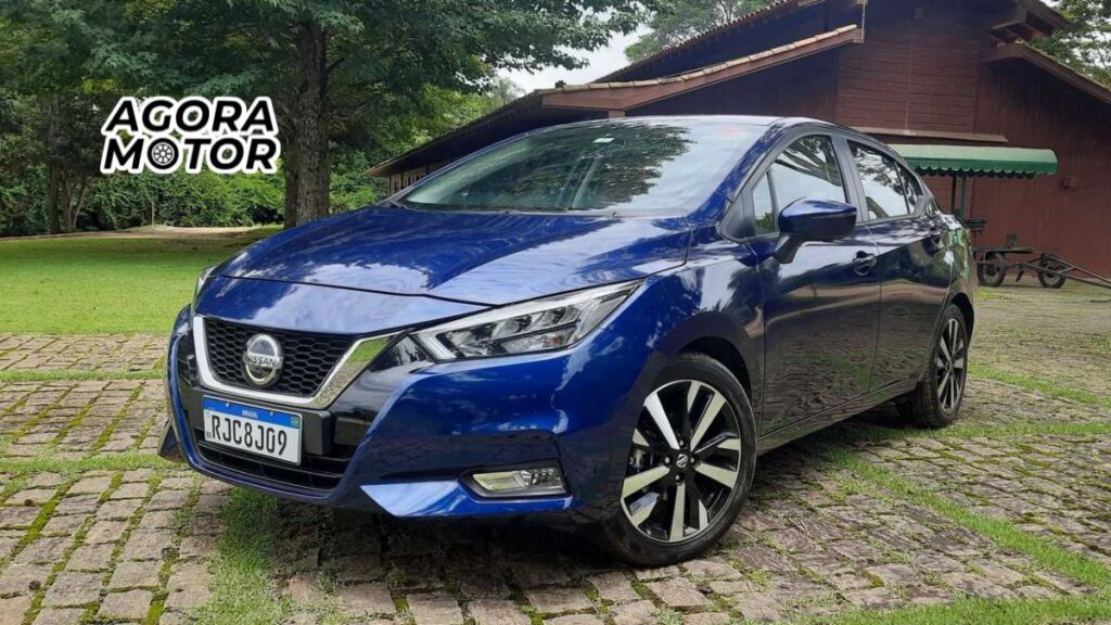 Foto de um Versa 2023 azul