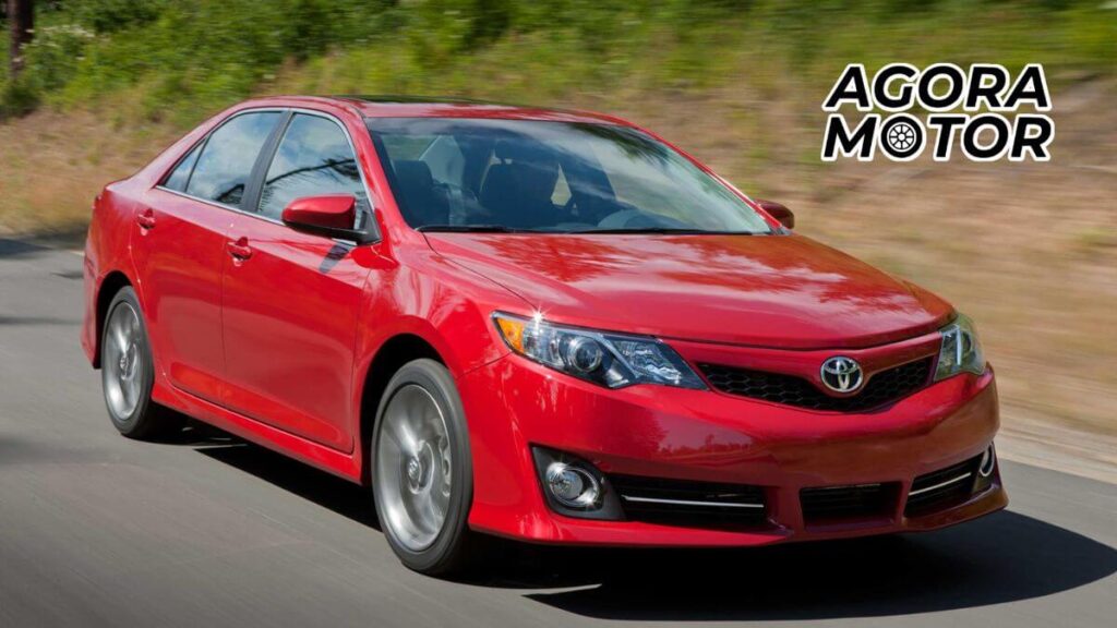 Foto de um Camry 2014 vermelho