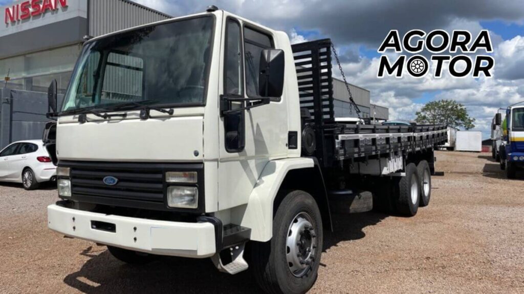 Foto de um Cargo 2319 1990 branco