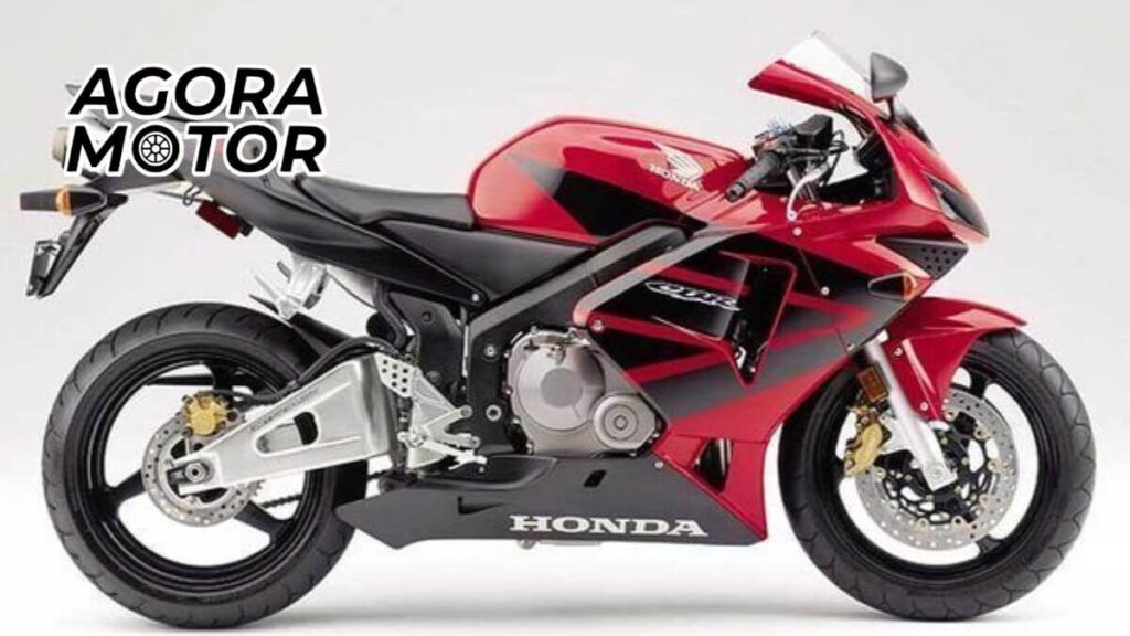 Foto de uma CBR 600 RR 2004 vermelha