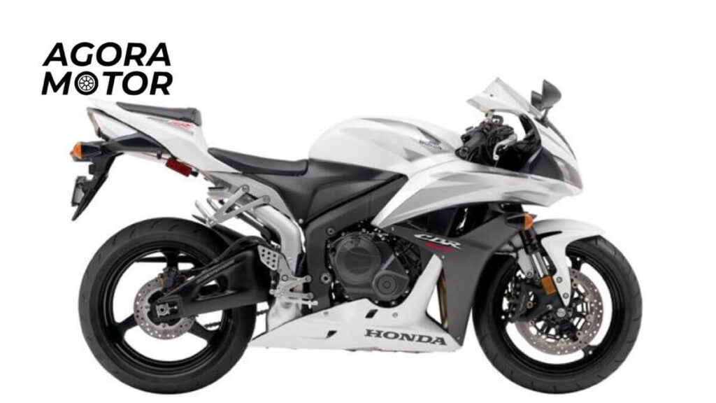 Foto de uma CBR 600 RR 2007 branca