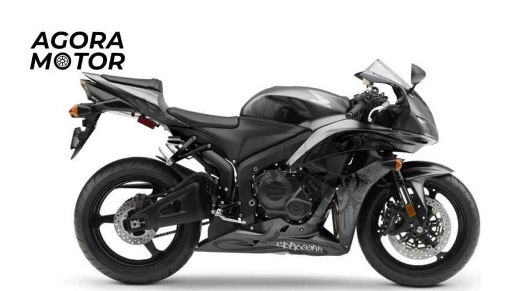 Foto de uma CBR 600 RR 2008 preta