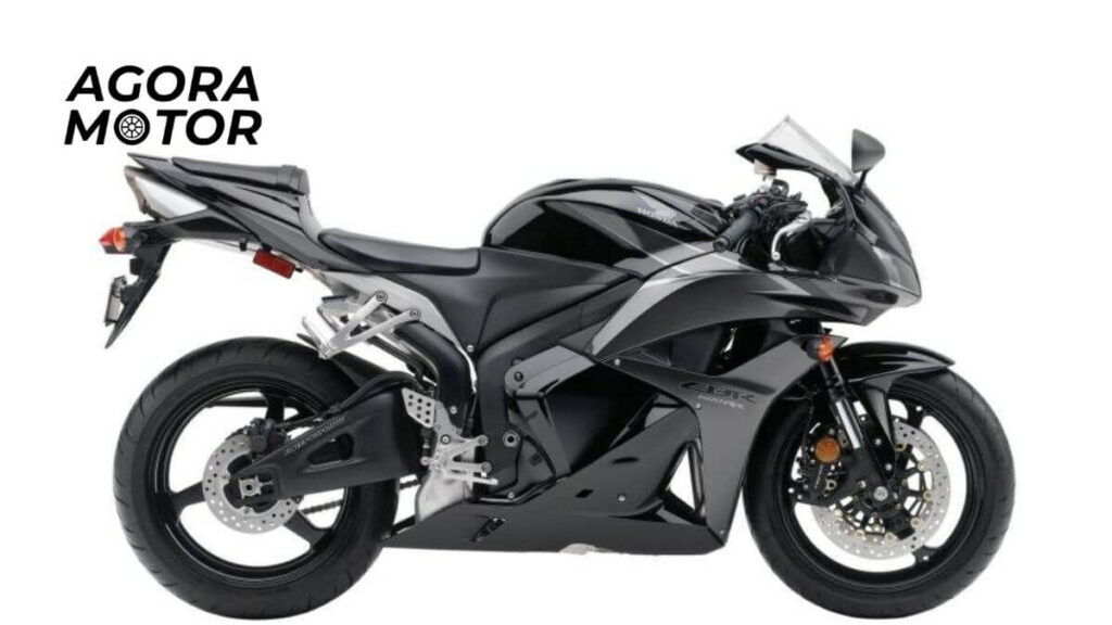 Foto de uma CBR 600 RR 2009 prata