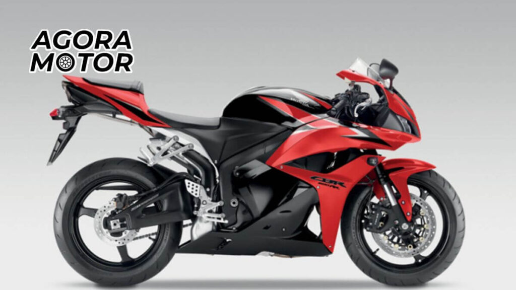 Foto de uma CBR 600 RR 2010 vermelha