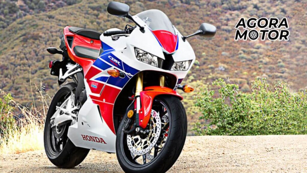 Foto de uma CBR 600 RR 2014