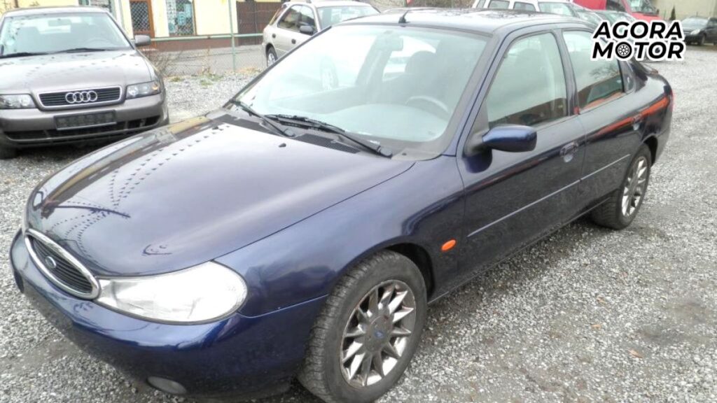 Foto de um Mondeo 1996 azul